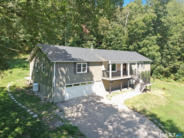 27 Lakes Pond Road, Waterford, CT 06385