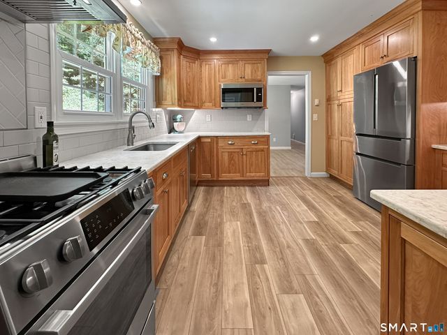 27 Lakes Pond Road, Waterford, CT 06385