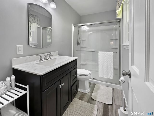 27 Lakes Pond Road, Waterford, CT 06385