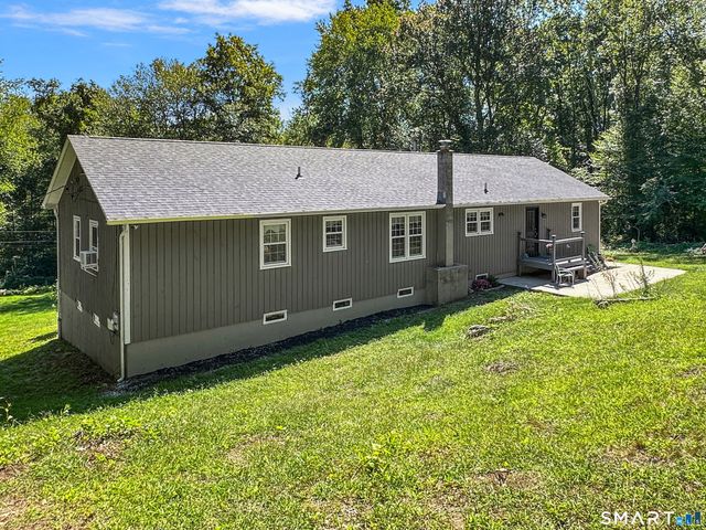 27 Lakes Pond Road, Waterford, CT 06385