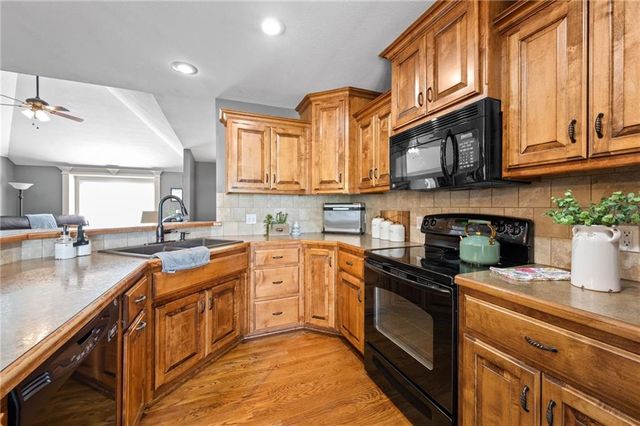 911 Chisam Road, Kearney, MO 64060