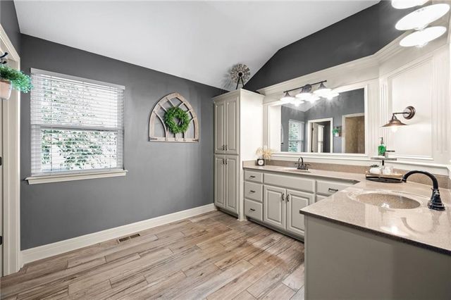 911 Chisam Road, Kearney, MO 64060