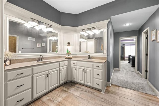 911 Chisam Road, Kearney, MO 64060
