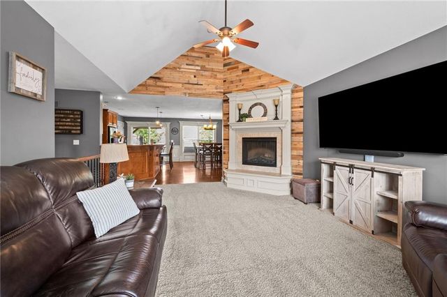 911 Chisam Road, Kearney, MO 64060