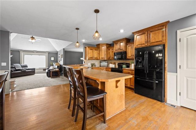 911 Chisam Road, Kearney, MO 64060