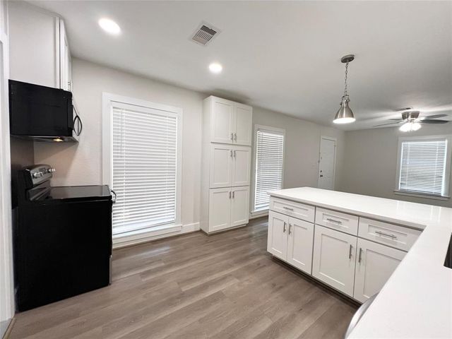 322 Azalea Street, Lake Jackson, TX 77566