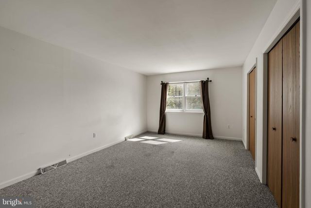 391 E JACKSON ST, New Holland, PA 17557