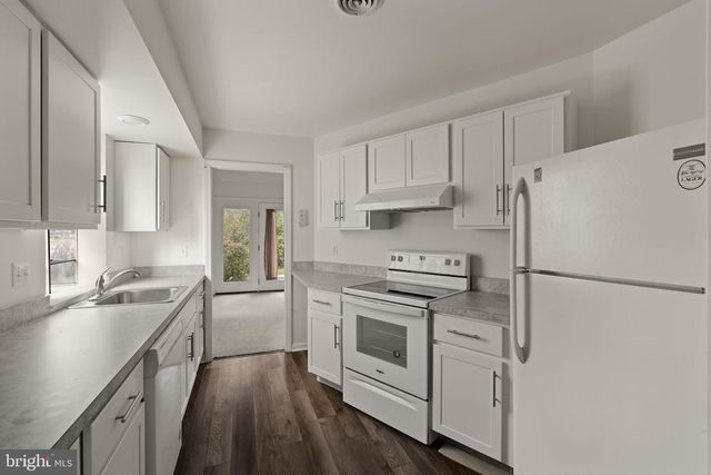 391 E JACKSON ST, New Holland, PA 17557