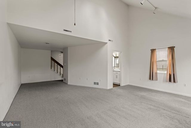 391 E JACKSON ST, New Holland, PA 17557