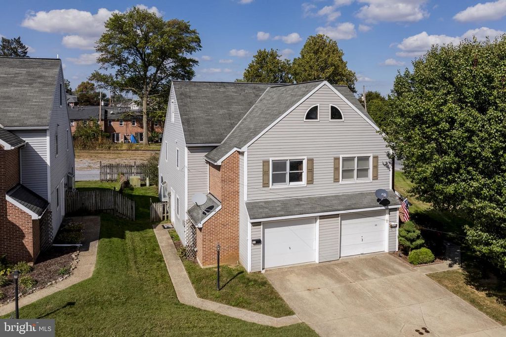 391 E JACKSON ST, New Holland, PA 17557