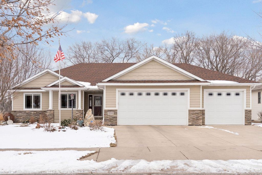 2215 Greenfield Drive E, Northfield, MN 55057