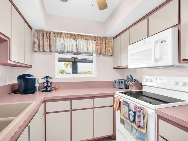 656 WINDRUSH BAY DRIVE 656, Tarpon Springs, FL 34689