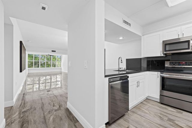 1502 Whitehall Drive 403, Davie, FL 33324
