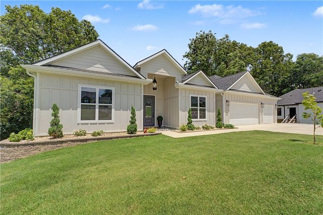 2055 Collins Drive, Pea Ridge, AR 72751