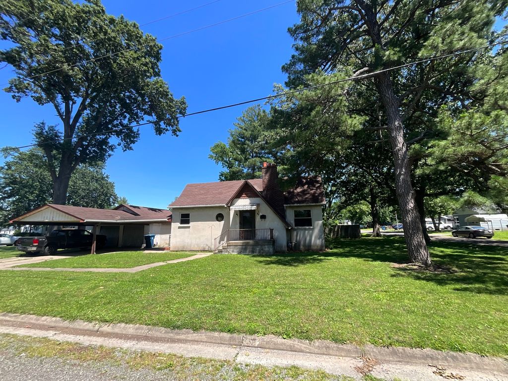Image 1 of property listing at 1125 S Maple Street, Centralia, IL 62801