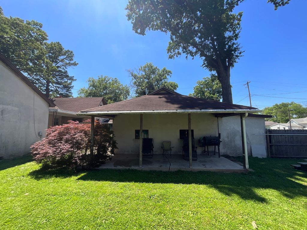Image 2 of property listing at 1125 S Maple Street, Centralia, IL 62801