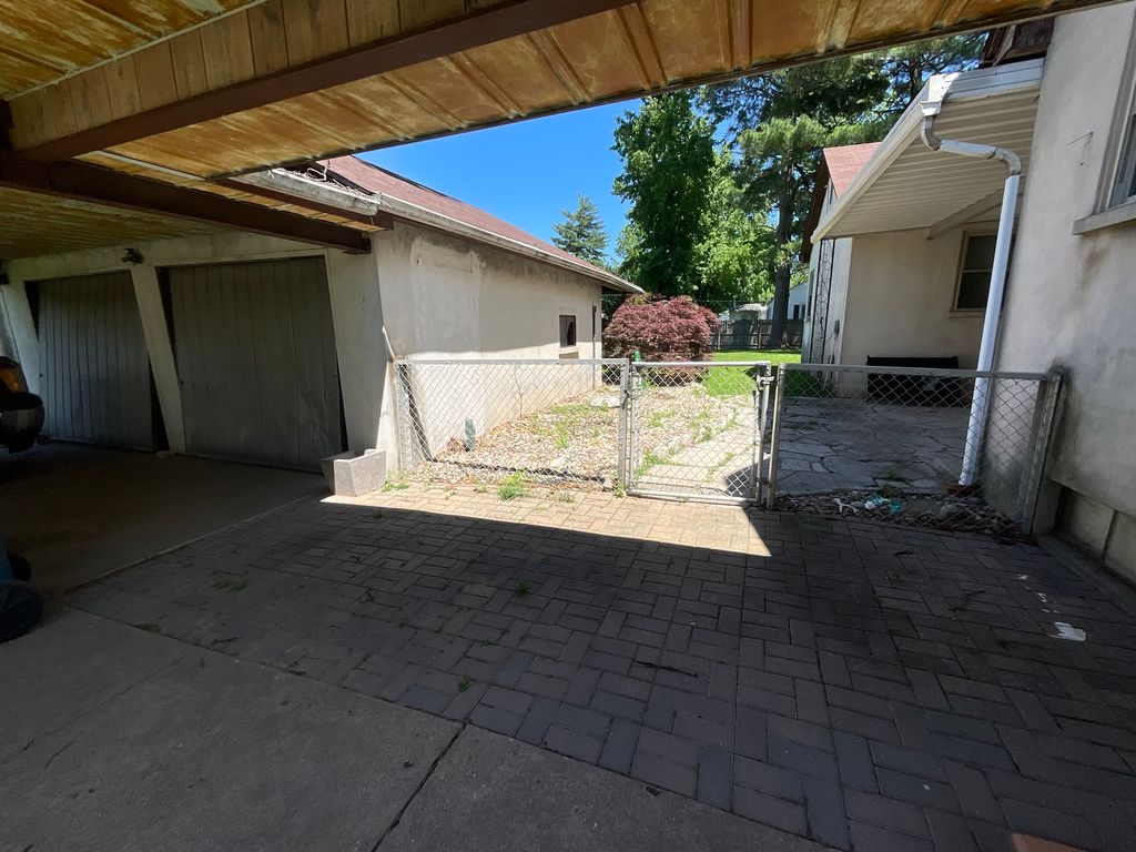 Image 15 of property listing at 1125 S Maple Street, Centralia, IL 62801