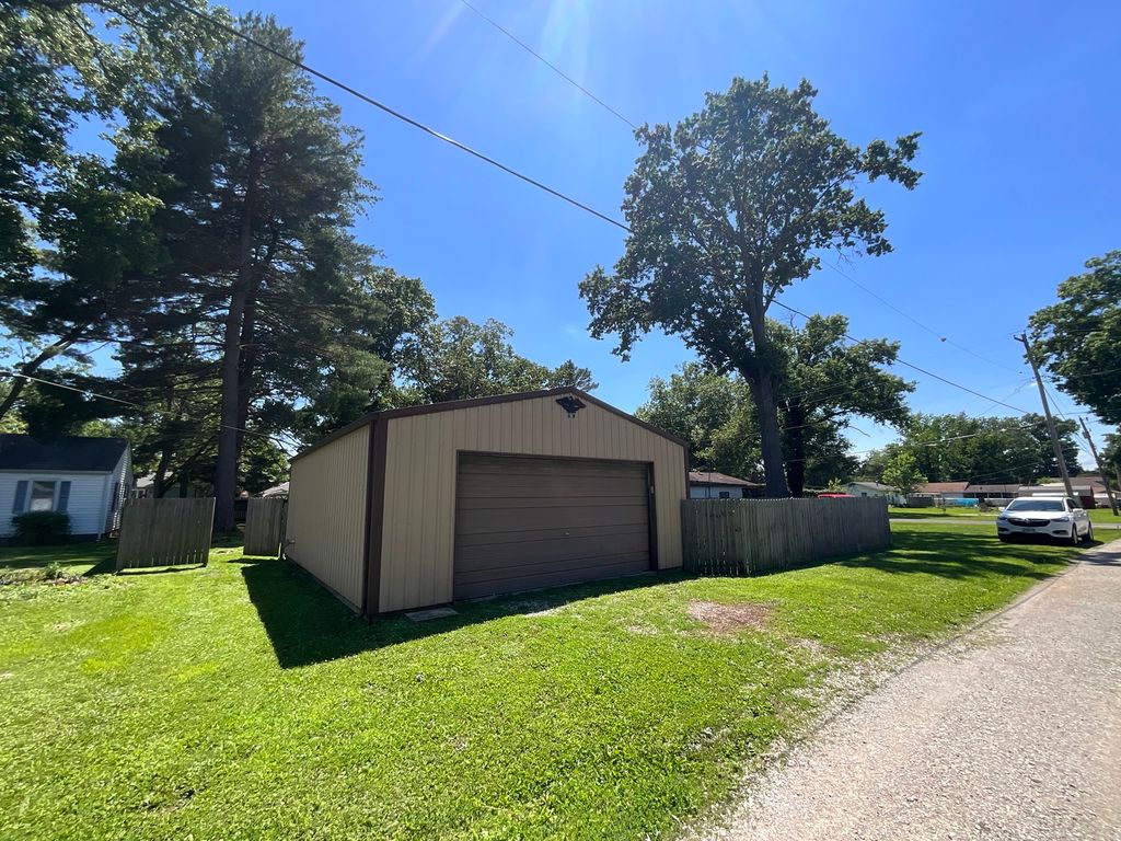 Image 17 of property listing at 1125 S Maple Street, Centralia, IL 62801