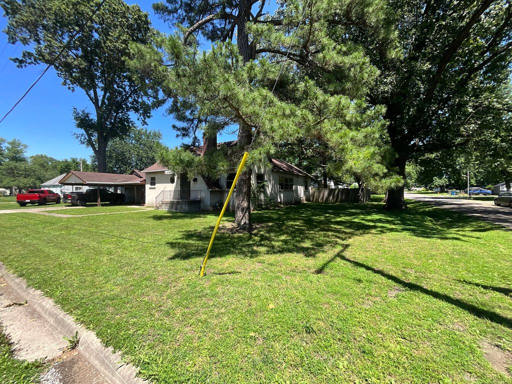 Image 18 of property listing at 1125 S Maple Street, Centralia, IL 62801