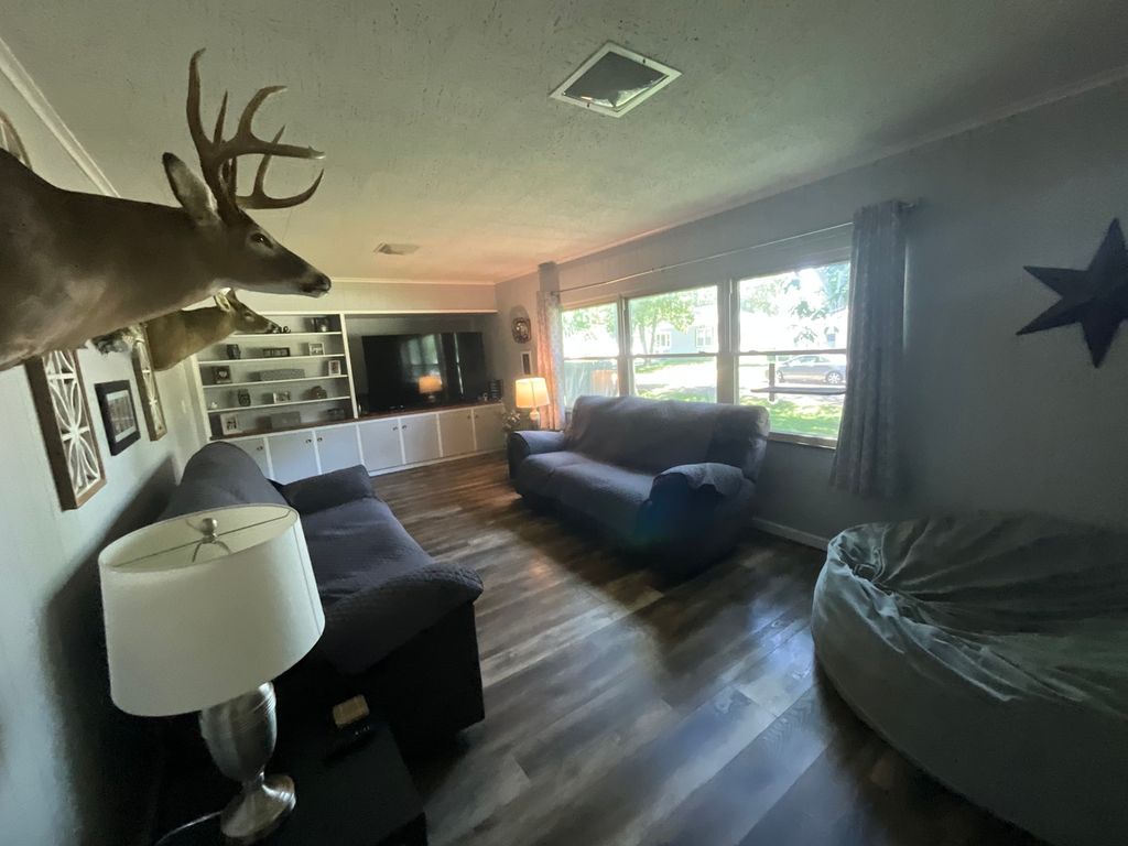 Image 5 of property listing at 1125 S Maple Street, Centralia, IL 62801