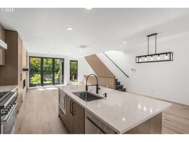 1853 Nw 28TH Ave, Portland, OR 97210