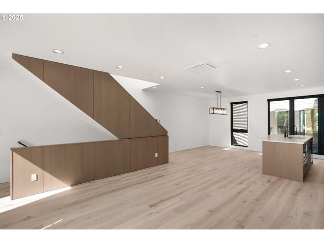 1853 Nw 28TH Ave, Portland, OR 97210