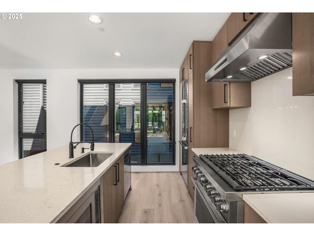 1853 Nw 28TH Ave, Portland, OR 97210