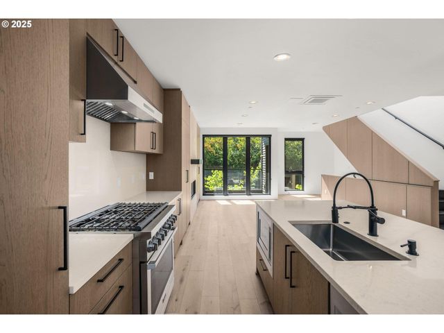 1853 Nw 28TH Ave, Portland, OR 97210