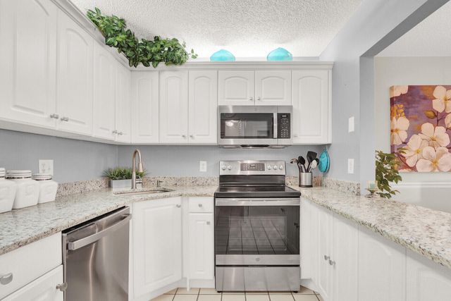 323 KNOTTY PINE Circle A-2, Greenacres, FL 33463