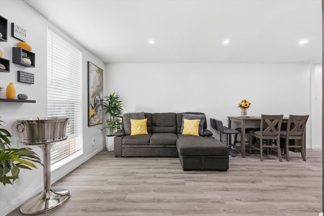 9829 Park Lane Court B, Dallas, TX 75220