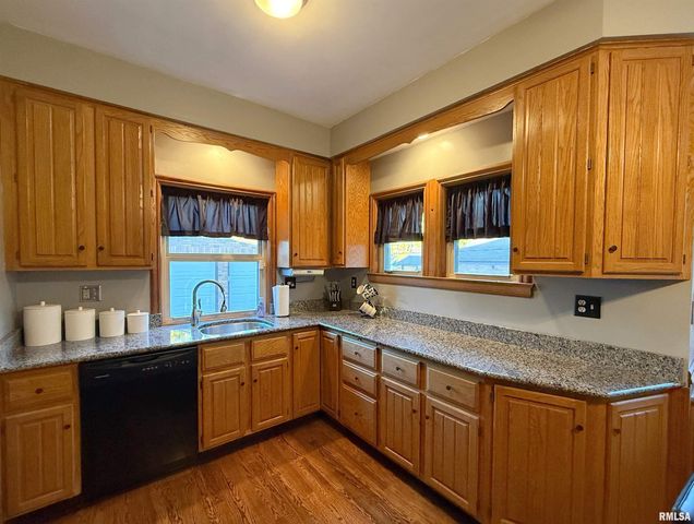 2915 21ST Avenue, Rock Island, IL 61201