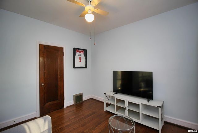 2915 21ST Avenue, Rock Island, IL 61201