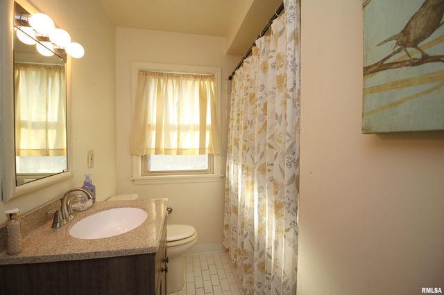 2915 21ST Avenue, Rock Island, IL 61201