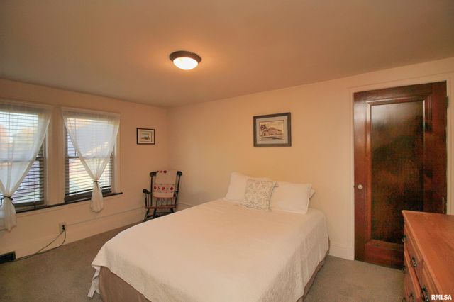 2915 21ST Avenue, Rock Island, IL 61201