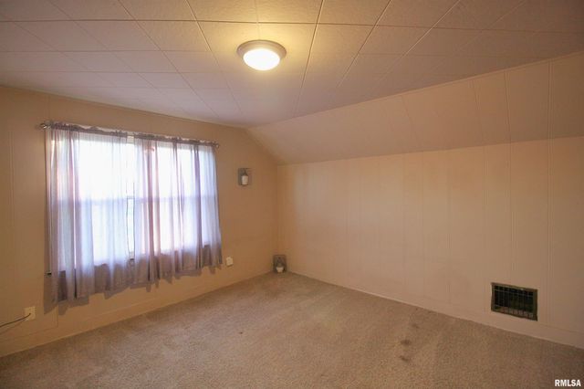 2915 21ST Avenue, Rock Island, IL 61201