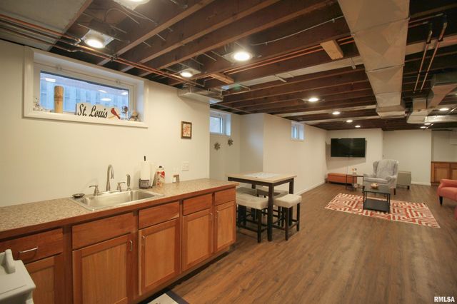 2915 21ST Avenue, Rock Island, IL 61201