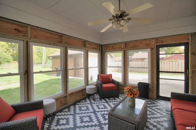 2915 21ST Avenue, Rock Island, IL 61201