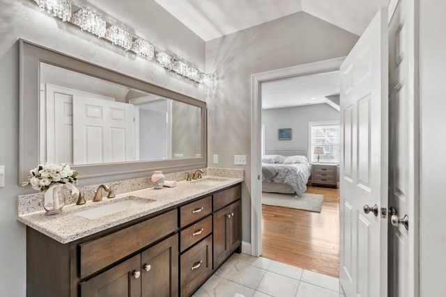 2 Boardwalk Dr 2, Andover, MA 01810