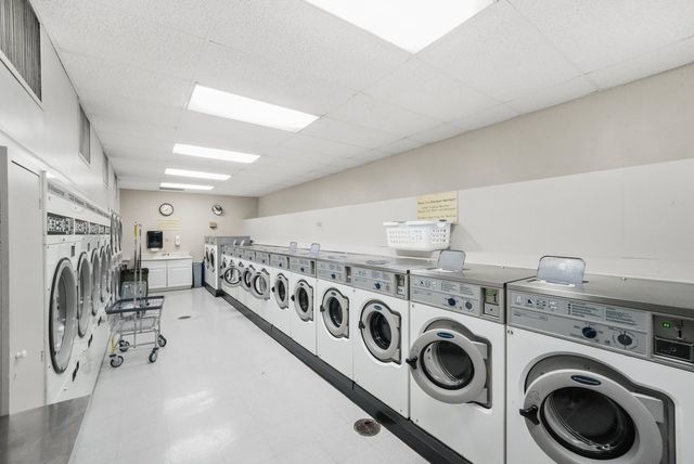 1455 N Sandburg Terrace 801, Chicago, IL 60610