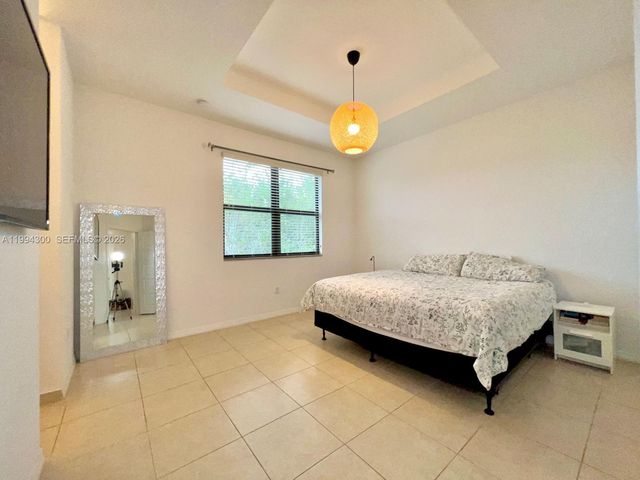 649 NE 191st St, Miami, FL 33179