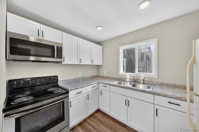 453 Manatee Avenue, Hazel Park, MI 48030