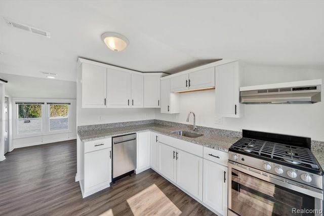 453 Manatee Avenue, Hazel Park, MI 48030