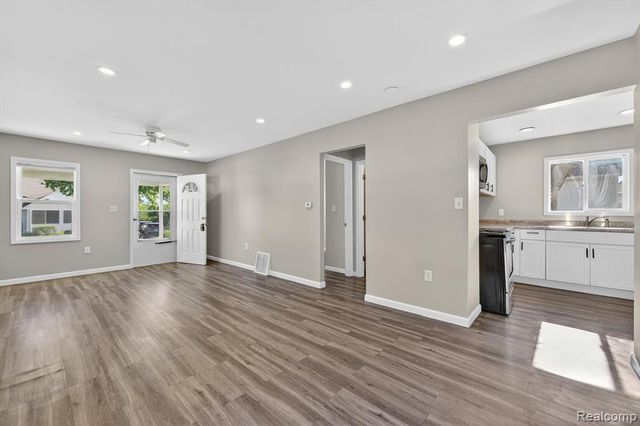 453 Manatee Avenue, Hazel Park, MI 48030