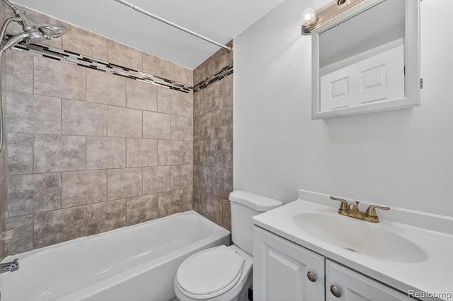 453 Manatee Avenue, Hazel Park, MI 48030