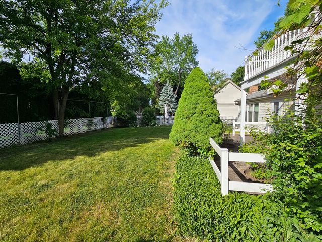 10 Mayflower Road, Vernon Hills, IL 60061