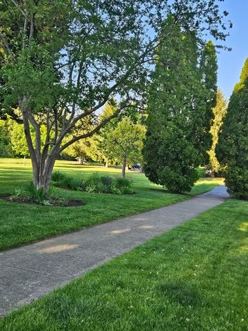 10 Mayflower Road, Vernon Hills, IL 60061