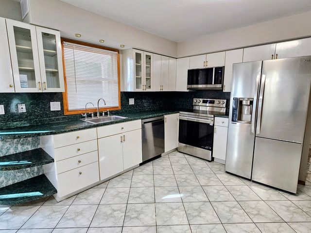10 Mayflower Road, Vernon Hills, IL 60061