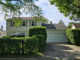10 Mayflower Road, Vernon Hills, IL 60061