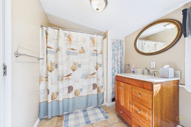 7 Bayview Ave, Fairhaven, MA 02719