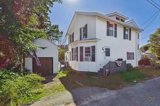 7 Bayview Ave, Fairhaven, MA 02719